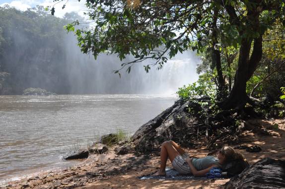 Descansando na sombra, na praia da Cachoeira São romão, no P.N da Chapada das Mesas, região de Carolina - MA
